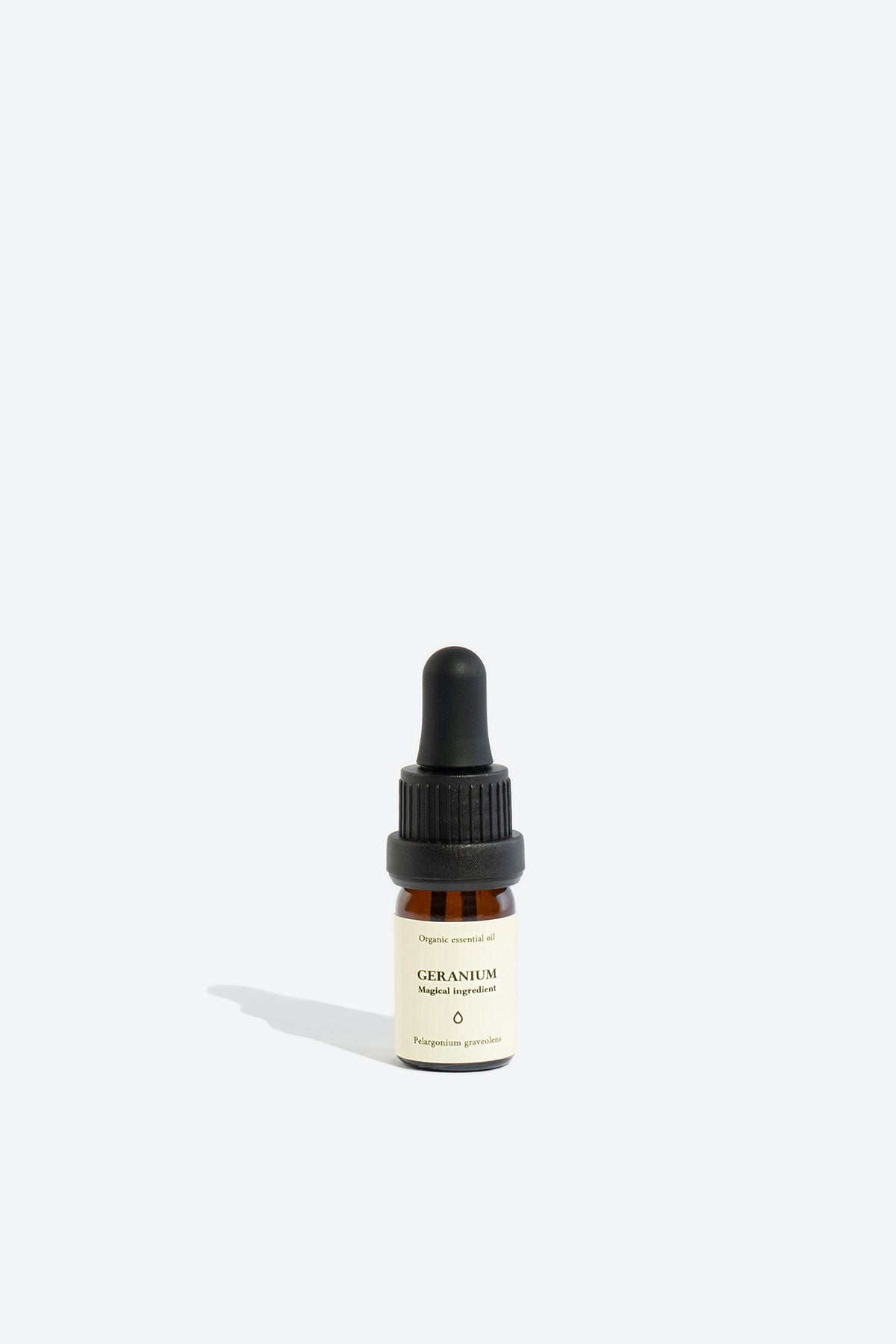 Flacon d’huile essentielle Geranium présenté avec une carte de rituel