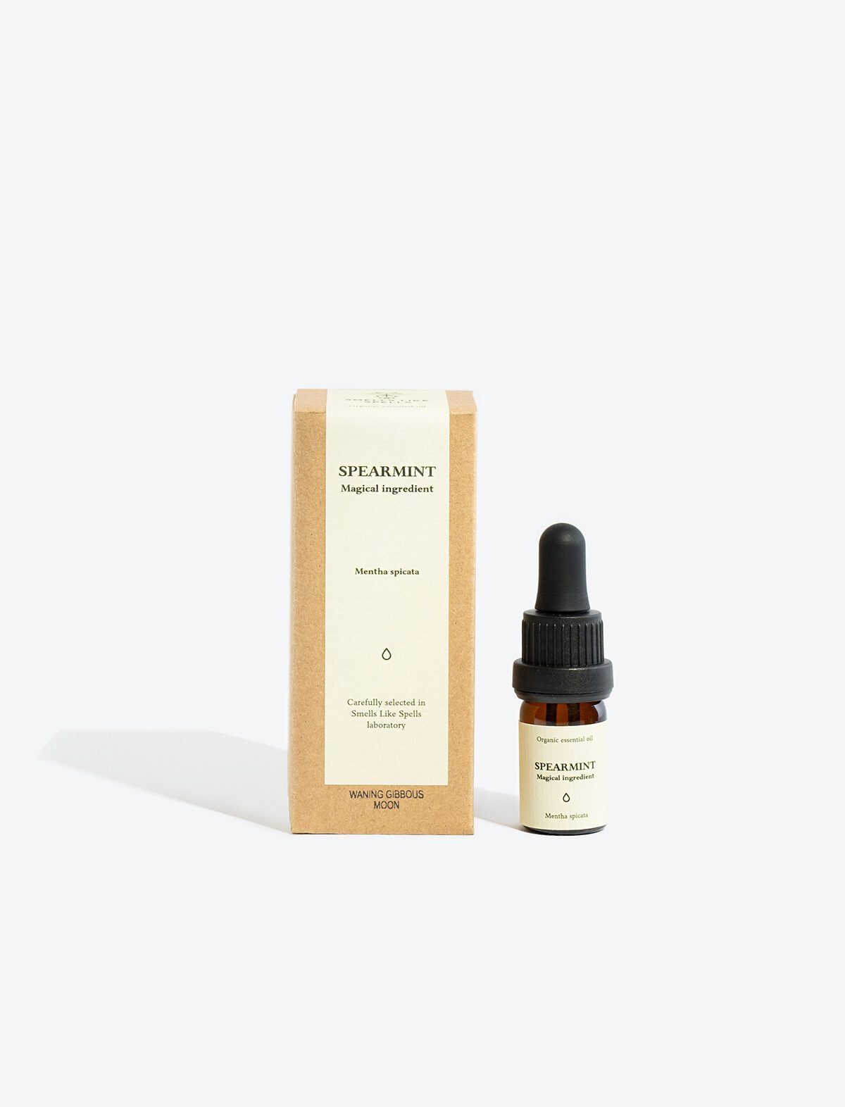 Flacon d’huile essentielle Spearmint présenté avec une carte de rituel