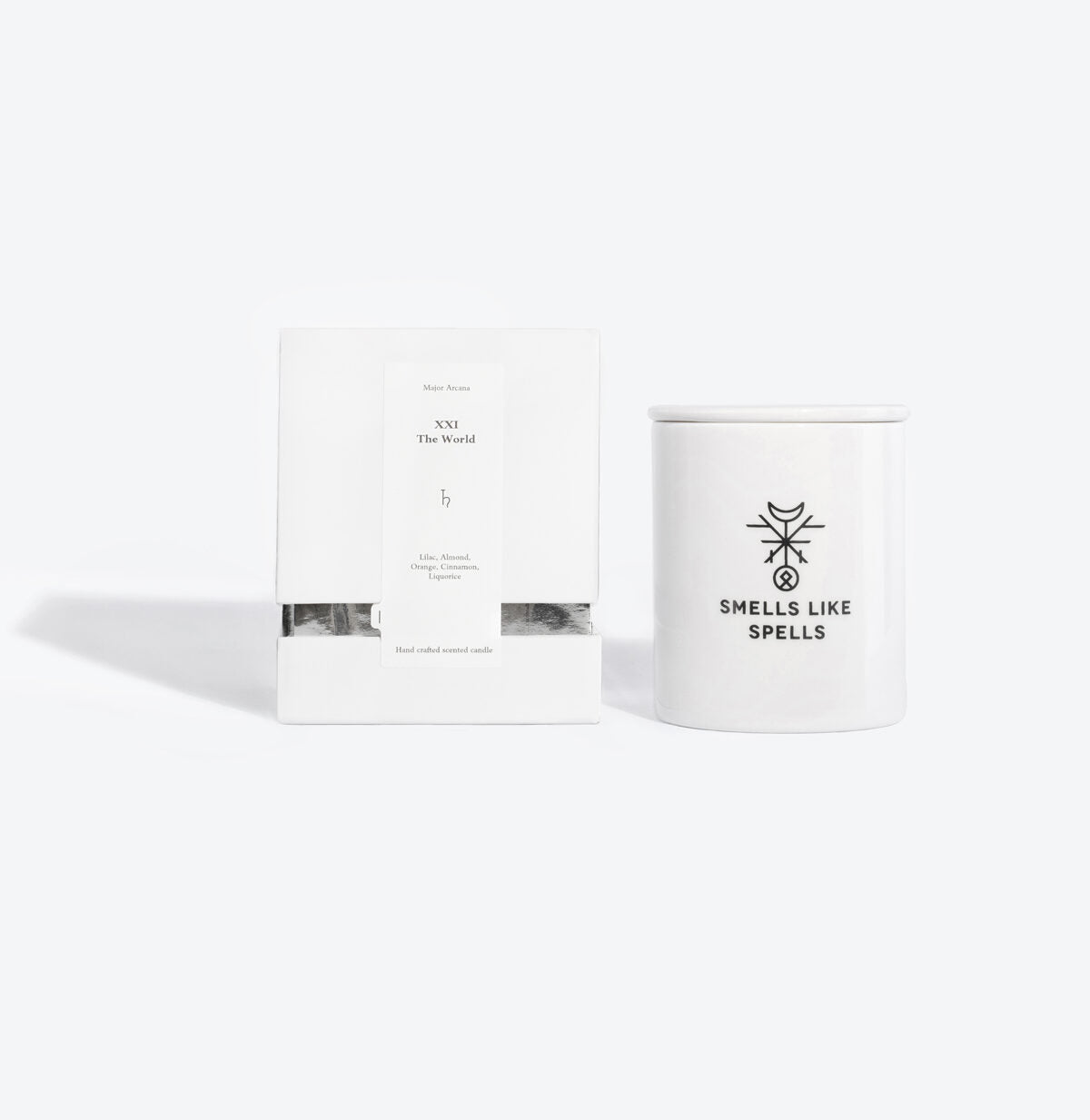Bougie parfumée THE WORLD allumée, lueur chaleureuse pour un rituel « raison d'être »